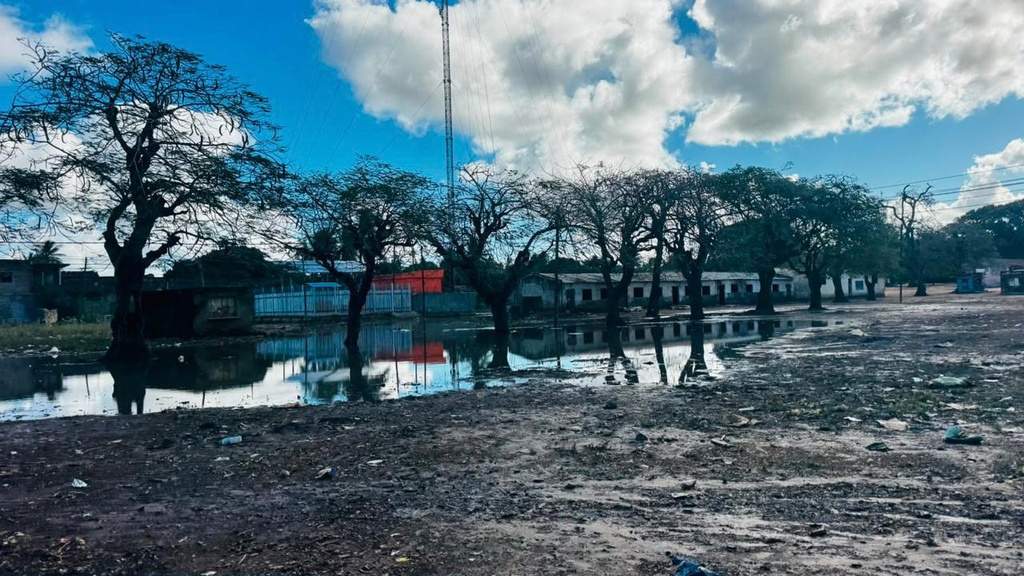 Recinto escolar com água acumulada observado na missão Bilene–Macia