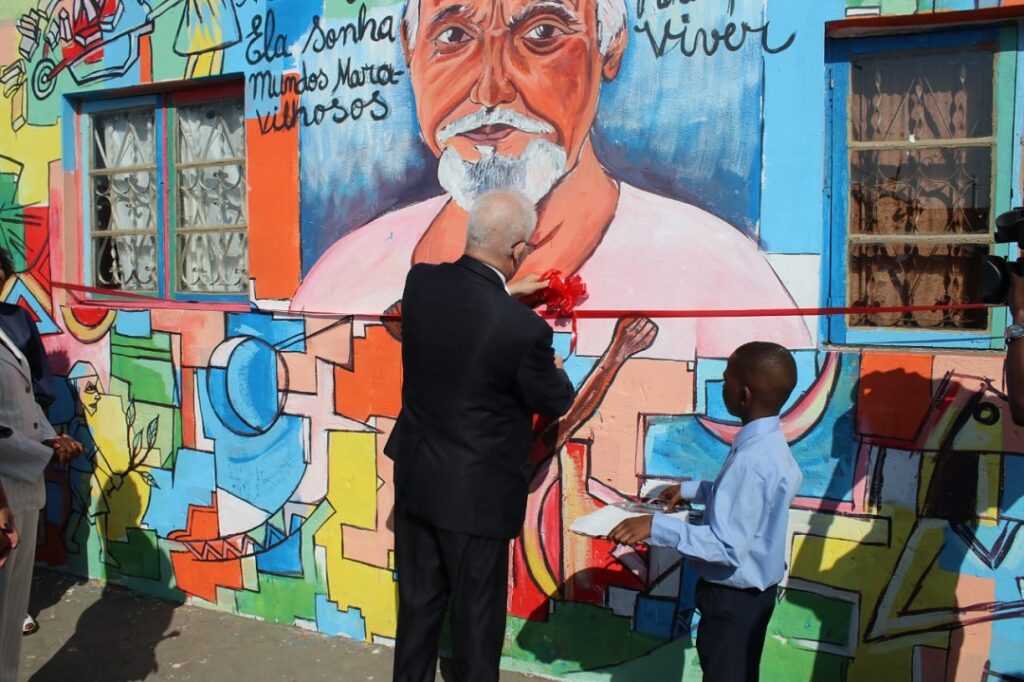 Momento de inauguração junto do mural de Marcelino dos Santos